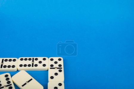  Verbundene Dominosteine auf blauem Hintergrund. Brettspielkonzept