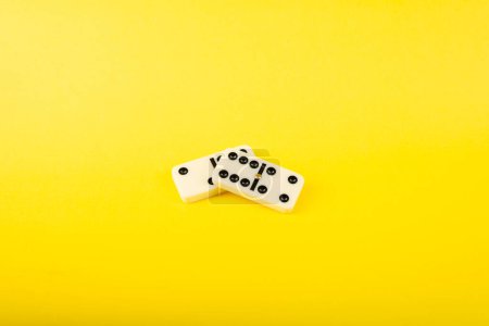 Dominosteine auf gelbem Hintergrund.  