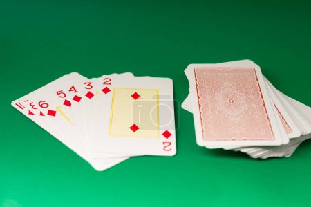 Jugar a las cartas para el póquer y el juego, aislado sobre fondo verde.