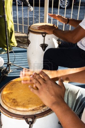 Téléchargez les photos : Salvador, Bahia, Brésil - 28 août 2015 : Deux percussionnistes jouant atabaque dans une performance dans le quartier de Ribeira dans la ville de Salvador, Bahia. - en image libre de droit