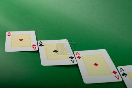 Jouer aux cartes isolées sur fond vert. Jeux d'argent.