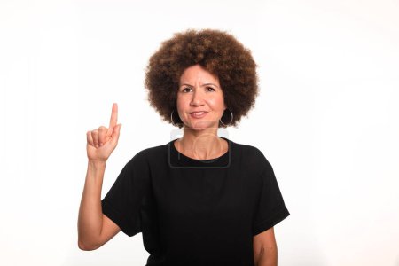 Intérprete femenina del lenguaje de signos brasileño, Libras, haciendo la letra G. Aislada sobre fondo blanco.