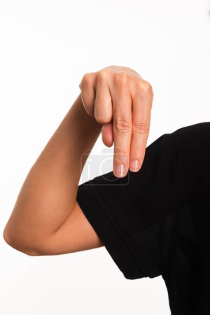 Primer plano de una mano haciendo la letra N en el lenguaje de señas para sordos en Brasil, Libras. Aislado sobre fondo blanco.