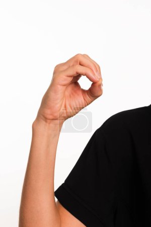 Primer plano de una mano haciendo la letra O en el lenguaje de señas para sordos en Brasil, Libras. Aislado sobre fondo blanco.
