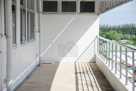 Téléchargez les photos : Balcon de bâtiment et main courante en acier inoxydable - en image libre de droit