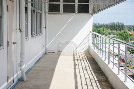 Téléchargez les photos : Balcon de bâtiment et main courante en acier inoxydable - en image libre de droit