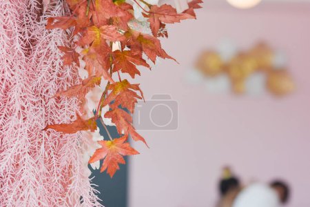 Foto de Flores rosadas en el interior de una elegante cafetería - Imagen libre de derechos