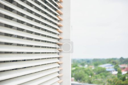 Toldo de acero inoxidable en el balcón de un moderno edificio de negocios