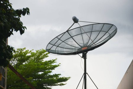 Satellitenschüssel auf dem Dach