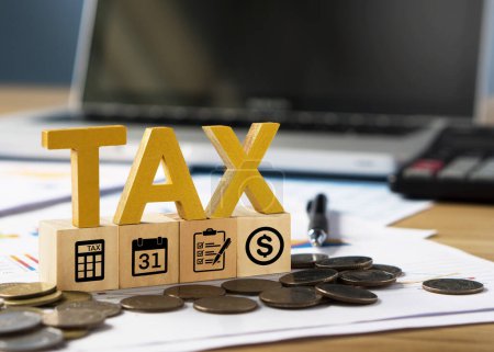 Steuer-Holzbrief und Steuer-Symbol auf Holzblock. Steuern im neuen Jahr zahlen. Das Steuerkonzept für das neue Jahr. Einkommensteuererklärung. Steuerzeitkonzept.