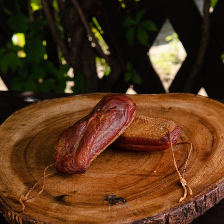 Téléchargez les photos : Smoked duck fillet on a wooden board close-up - en image libre de droit
