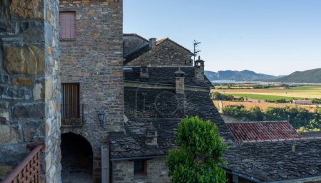 Antiguo pueblo de montañas encantadoras. Pueblo típico con fachadas de piedra. Arquitectura y lugares de interés de España.