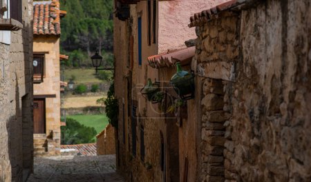 Alte charmante Straßen. Typisches Dorf mit Steinfassaden. Architektur und Sehenswürdigkeiten Spaniens.