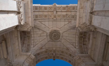 Fragment des Deckenmusters des historischen Triumphbogens in Lissabon auf der Plaza de Commerce, Portugal