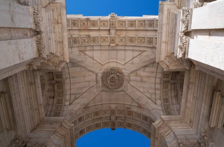 Fragment des Deckenmusters des historischen Triumphbogens in Lissabon auf der Plaza de Commerce, Portugal
