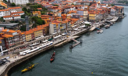 Blick auf Porto und den Douro, Portugal. Boote mit Porto-Wein.