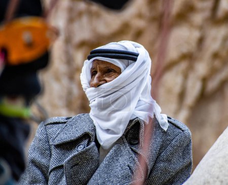 Foto de El hombre beduino está de pie en medio del desierto (wadi), vistiendo un abrigo. Cerca del río Dahab Sharm El Sheikh, Egipto - Imagen libre de derechos