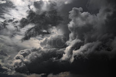 Foto de Primer plano de nubes grises y cielo antes de la lluvia - Imagen libre de derechos