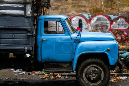 Téléchargez les photos : Un camion bleu ZIL-130 - en image libre de droit