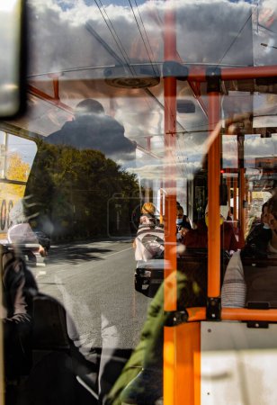 Téléchargez les photos : Passagers en trolleybus - en image libre de droit
