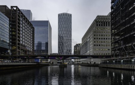Foto de View of Middle Dock at Canary Wharf with skyscrapers and the DLR bridge - Imagen libre de derechos