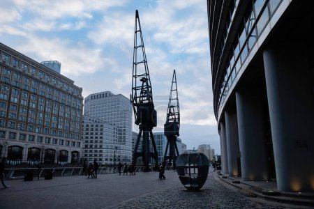 Téléchargez les photos : Londra - 01 26 2022: Vista della West India Quay Promenade con dla scultura North Dock Cranes - en image libre de droit
