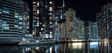 Téléchargez les photos : London - 01 26 2022: View of the South Dock in Canary Wharf - en image libre de droit