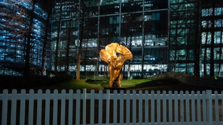 Foto de London - 01 26 2022: view of Jubilee Park with HELAINE BLUMENFELD OBE Fortuna sculpture - Imagen libre de derechos
