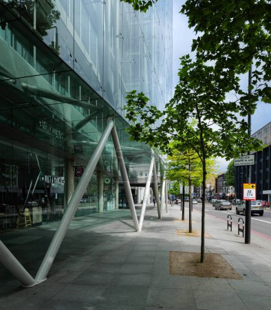 Foto de Londres - 05 07 2022: Estructura de acero y acera de un edificio de apartamentos en Euston Rd. - Imagen libre de derechos
