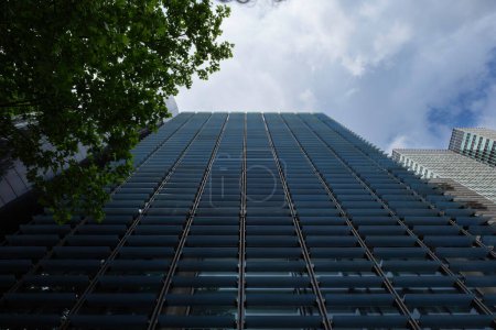 Foto de Londres - 05 07 2022: Vista inferior de un edificio en Euston Rd con persianas contra el sol. - Imagen libre de derechos