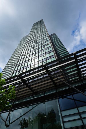 Foto de Londres - 05 07 2022: Vista inferior de un rascacielos en Euston Rd. - Imagen libre de derechos