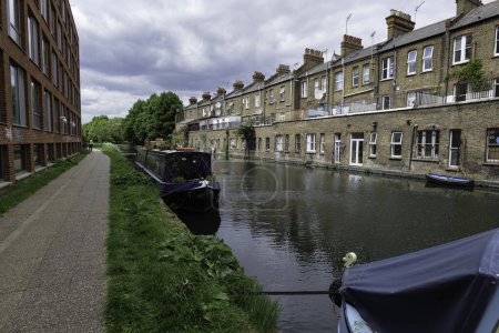 Foto de Londres - 05 21 2022: Casas flotantes amarradas en el Gran Canal de la Unión cerca de Wedlake St - Imagen libre de derechos