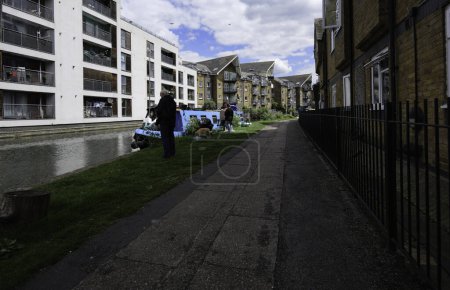 Téléchargez les photos : Londres - 05 21 2022 : Personnes vivant sur des péniches sur le Grand Union Canal près de Tollbridge CL - en image libre de droit