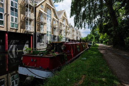 Téléchargez les photos : Londres - 05 21 2022 : Péniche amarrée sur le Grand Union Canal près des jardins - en image libre de droit