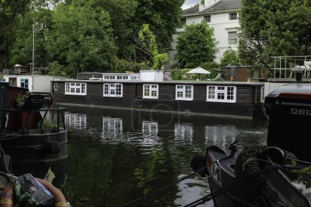 Foto de Londres - 05 28 2022: Casa flotante amarrada junto al Gran Canal de la Unión en Blomfield Road Amarres marina - Imagen libre de derechos