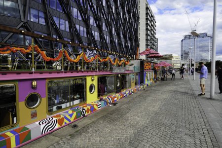 Téléchargez les photos : Londres - 05 28 2022 : Vue depuis le bassin de Paddington avec restaurant sur péniche multicolore - en image libre de droit