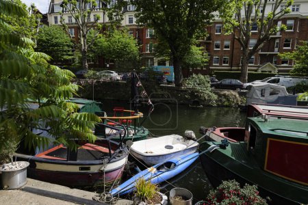 Téléchargez les photos : Londres - 05 29 2022 : Péniches amarrées sur le canal du Régent - en image libre de droit