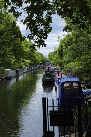 Téléchargez les photos : Londres - 05 29 2022 : Vue du canal Regent près de Blomfield Rd. - en image libre de droit
