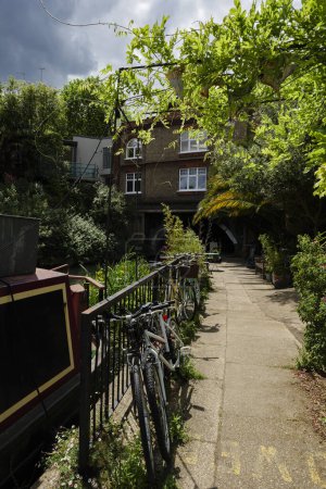 Téléchargez les photos : Londres - 05 29 2022 : Vélos stationnés sur le Canal Régent - en image libre de droit