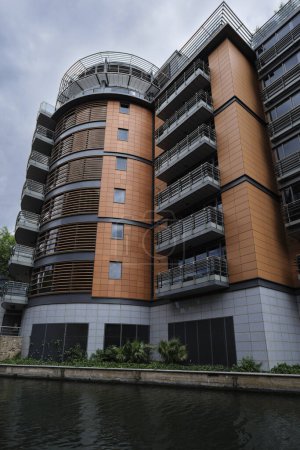 Foto de Londres - 29 05 2022: Vista del edificio Atrium Apartments en Park Rd. - Imagen libre de derechos