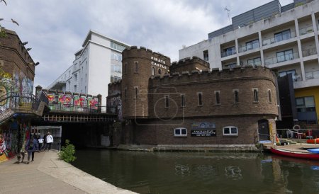 Téléchargez les photos : Londres - 29 05 2022 : Pont Oval Rd et le Château des Pirates le long du Canal du Régent - en image libre de droit
