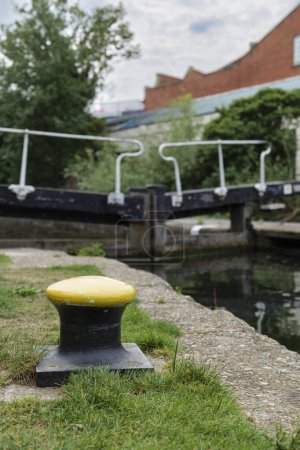 Téléchargez les photos : Londres - 06 03 2022 : Taquets ou bornes sur le canal Regent près de Kentish Town Rd à Camden Town. - en image libre de droit