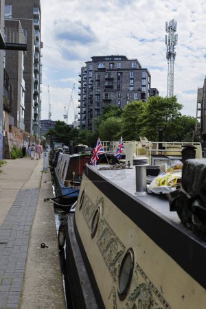Téléchargez les photos : Londres - 06 03 2022 : Péniches amarrées au Regent's Canal Towpath près de Reapers Cl. - en image libre de droit