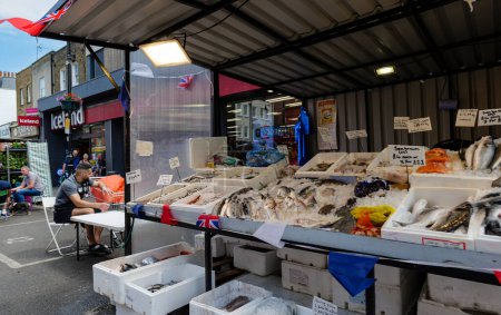 Foto de Londres - 06 03 2022: Vista del mercado de la capilla con puesto de pescado en primer plano - Imagen libre de derechos
