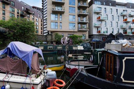 Téléchargez les photos : Londres - 06 03 2022 : Vue du quai de Gainsborough avec péniches amarrées - en image libre de droit