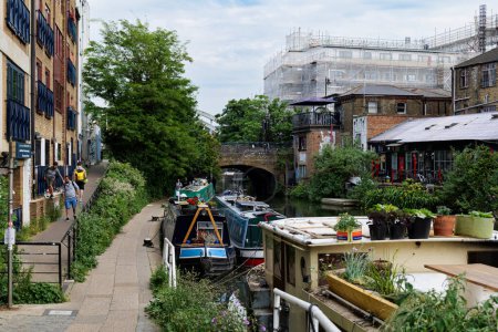 Téléchargez les photos : Londres - 06 03 2022 : Vue du Kingsland Rd Bridge le long du Regent's Canal avec péniches amarrées - en image libre de droit