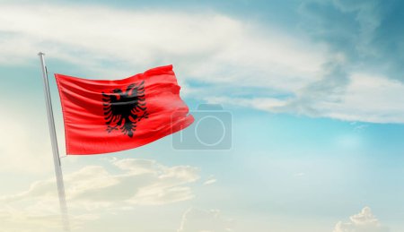 Téléchargez les photos : Albanie agitant le drapeau dans un ciel magnifique. - en image libre de droit