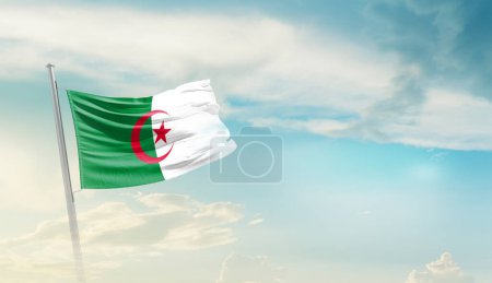 Foto de Argelia ondeando bandera en hermoso cielo. - Imagen libre de derechos