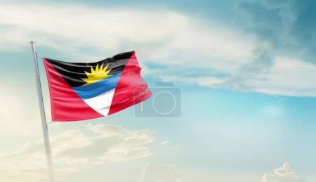 Foto de Antigua y barbuda ondeando bandera en el hermoso cielo. - Imagen libre de derechos