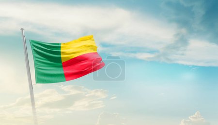 Téléchargez les photos : Drapeau du Bénin dans un ciel magnifique. - en image libre de droit